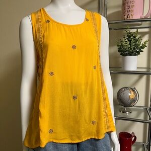 NWT - Yellow embroidered boho tank top with a relaxed fit - One Size